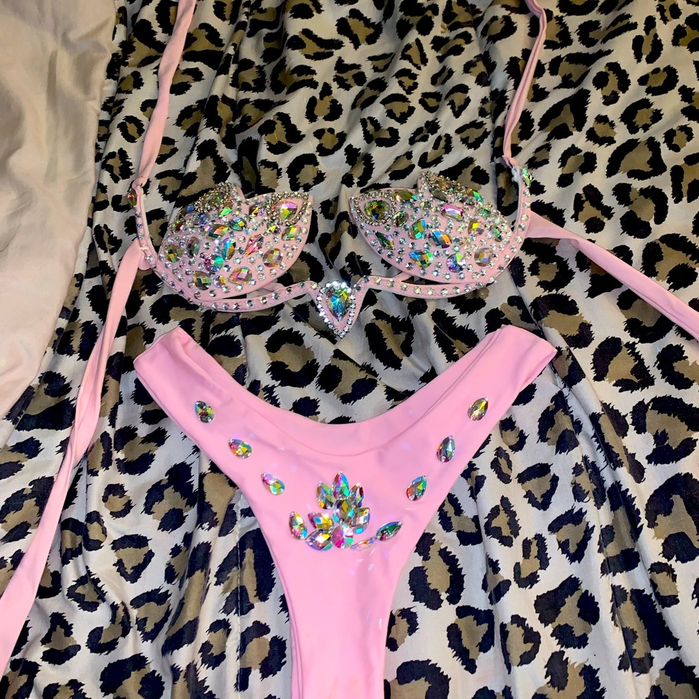 •Pink Rhinestone bikini ( Never worn✨)